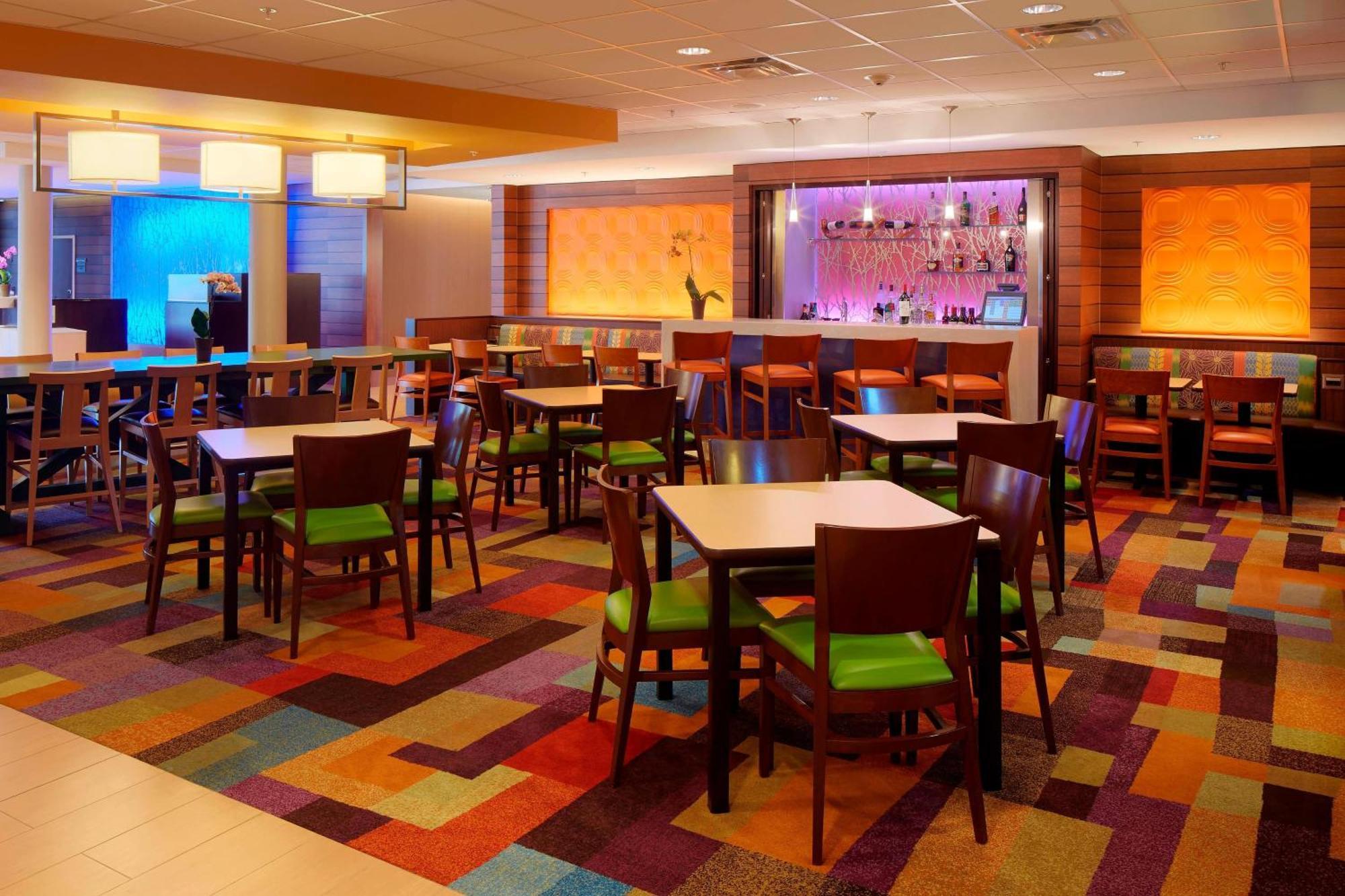 Fairfield Inn & Suites By Marriott Springfield Northampton/Amherst Екстериор снимка